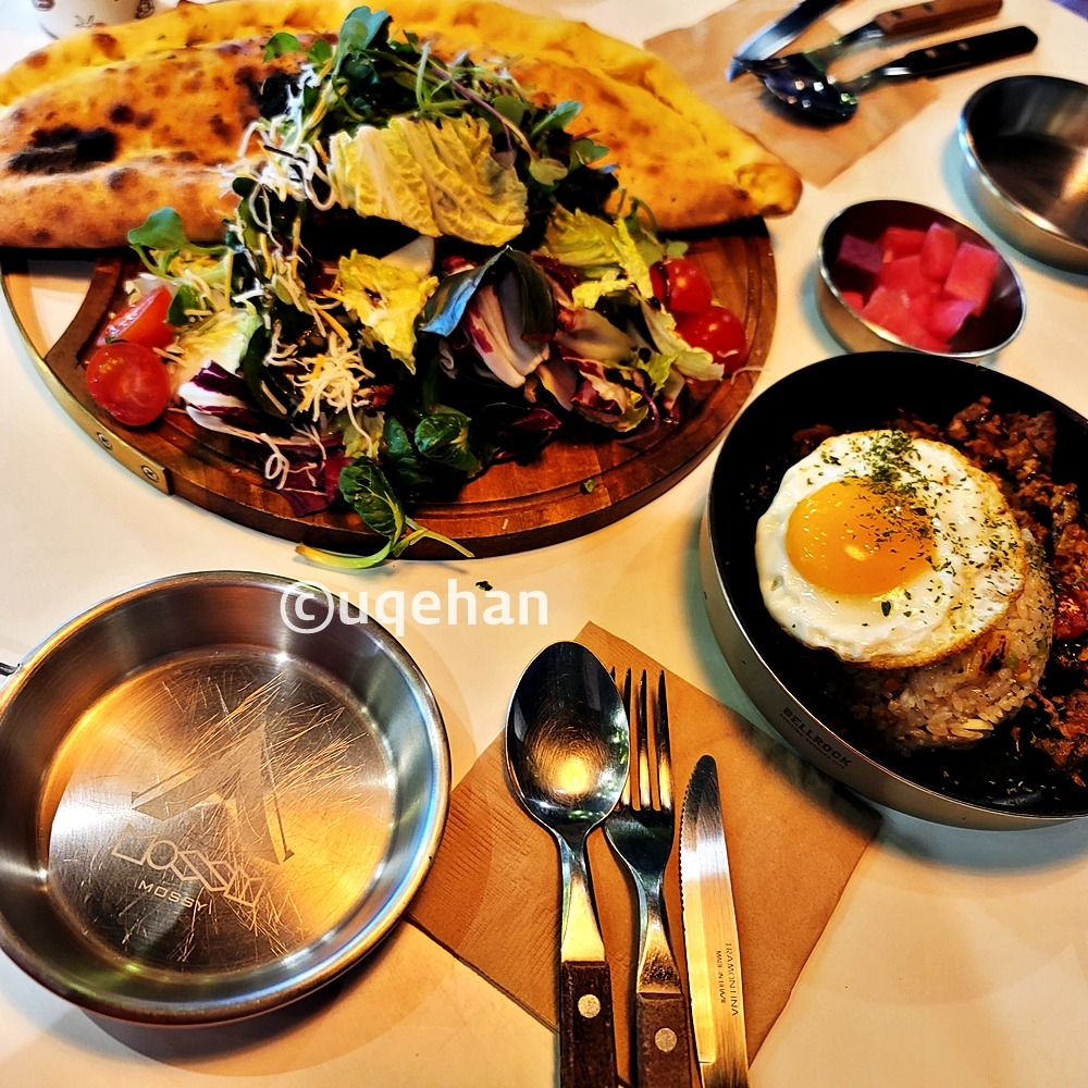 양주 모씨 카페 메뉴 페퍼로니깔조네 / 스테이크필라프 그리고 앞접시 포크 나이프 숟가락이다.