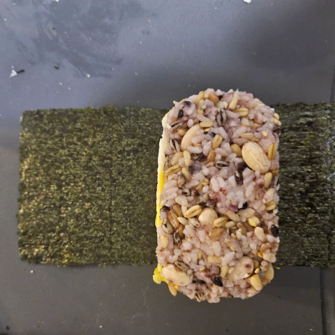 하와이언무스비-김에 밥을 올려서 말아준다