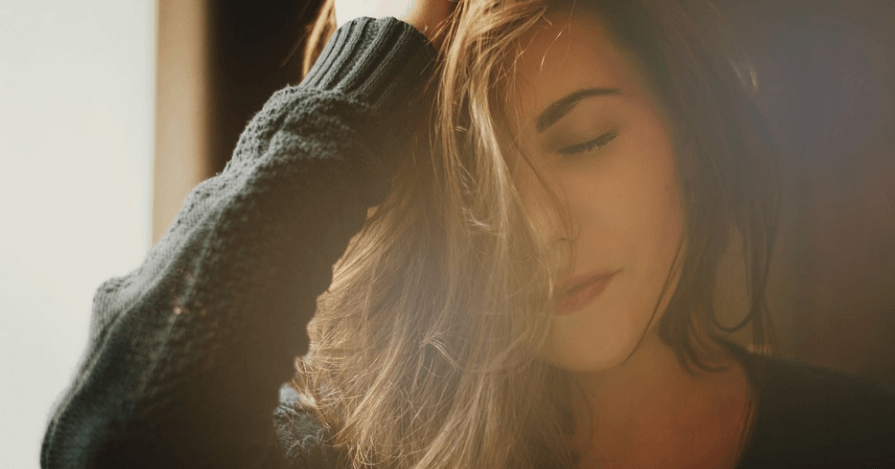 머리카락이 빠지는 이유로 스트레스를 받고 있는 갈색 머리 여성