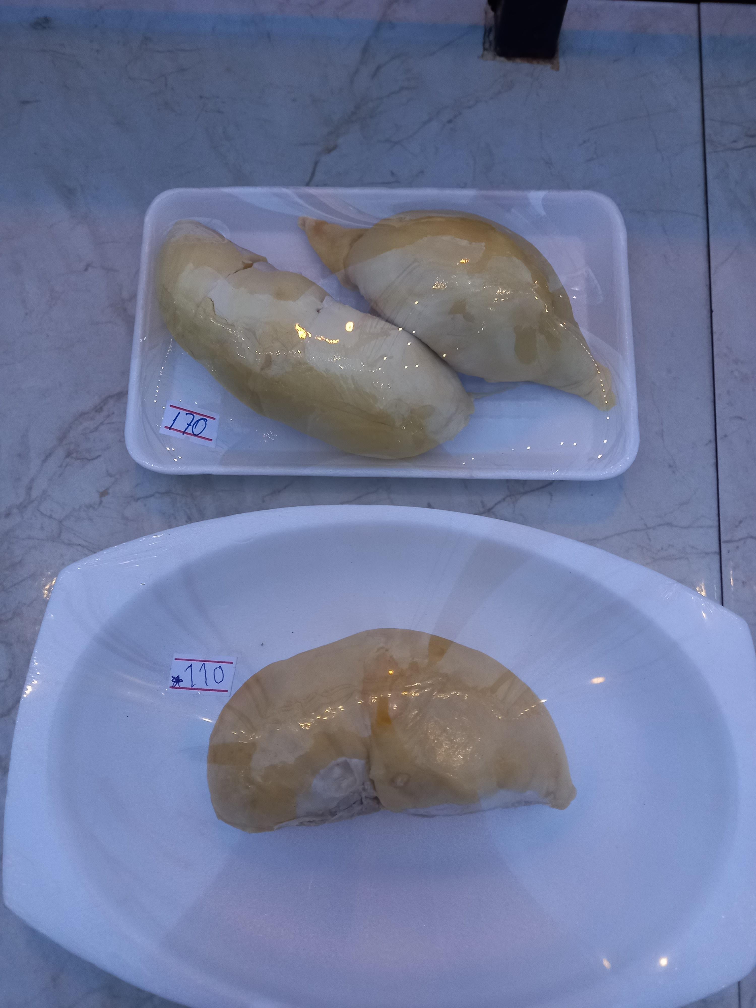 나란히 놓여 있는 서로 다른 품종의 두리안 두 팩