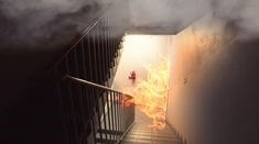 아파트-계단쪽에서-불이나서-연기가-피어오르고-불길이-거세지는-모습