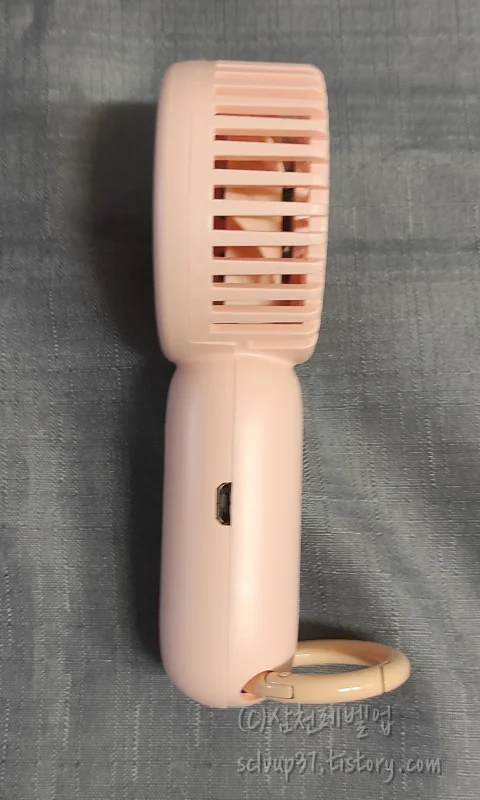 핑크 미니 선풍기 옆면 충전구