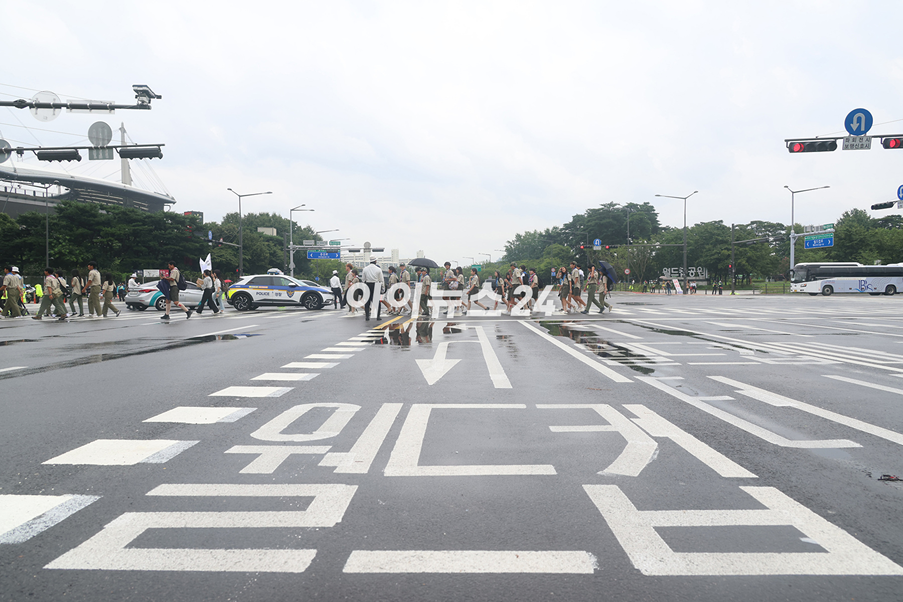 11일 오후 서울 마포구 상암동 서울월드컵경기장에 2023 새만금 세계스카우트 잼버리 폐영식에 참가하는 각국 스카우트 대원들이 도착하고 있다. [사진=사진공동취재단]