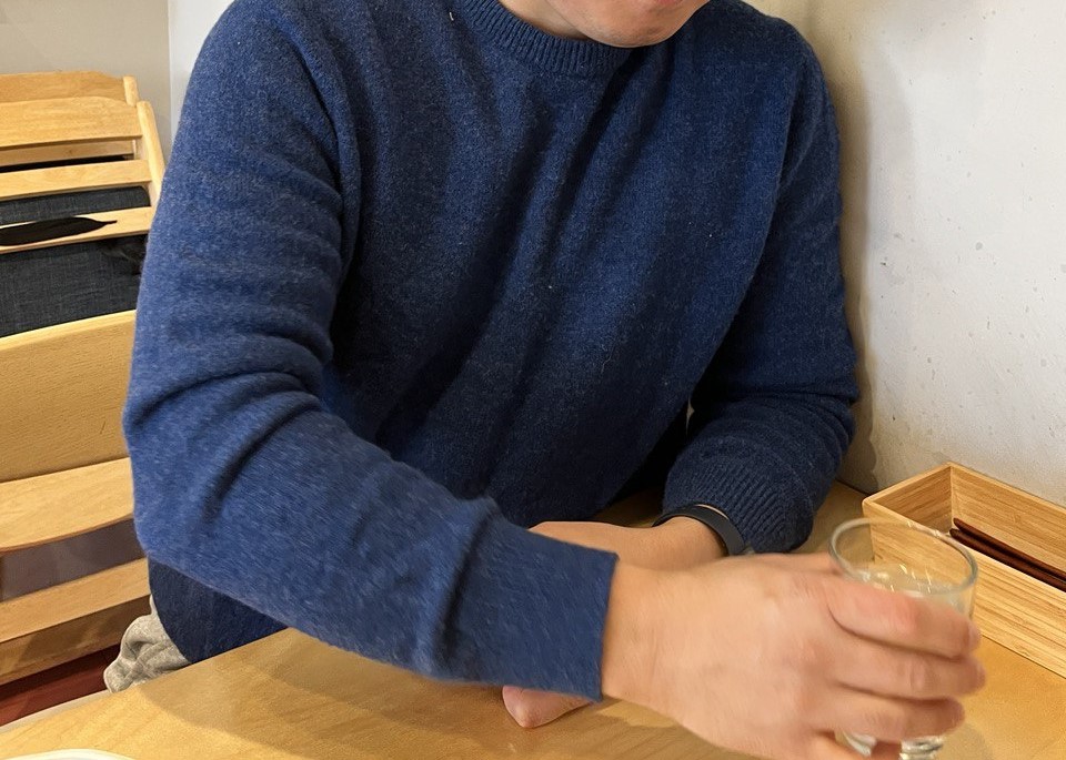 카페에서 커피 마시는 사진