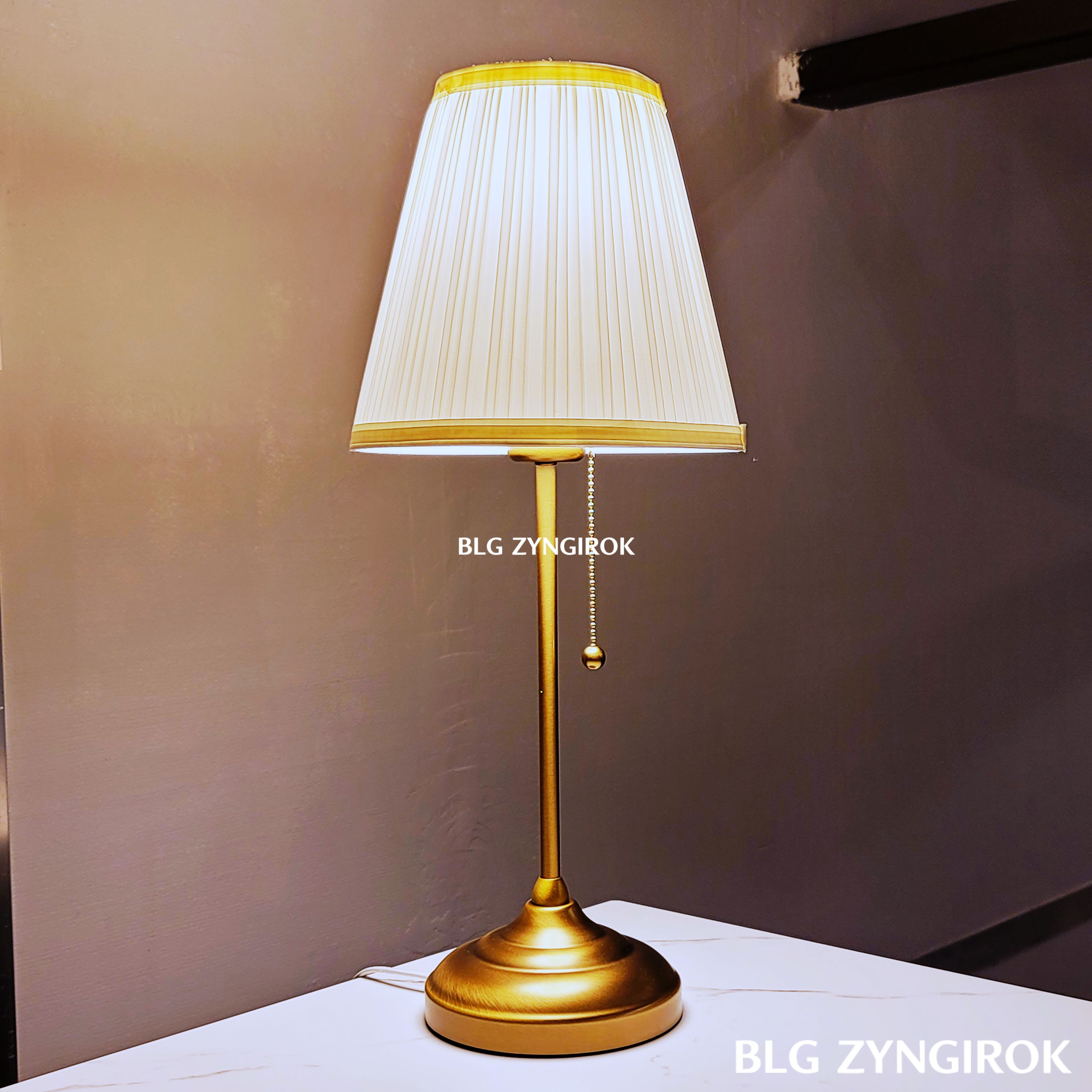 조명을-킨-이케아-아스트리드-스탠드이다.-은은한-노란-불빛이-주변을-분위기-좋게-밝히고-있다.