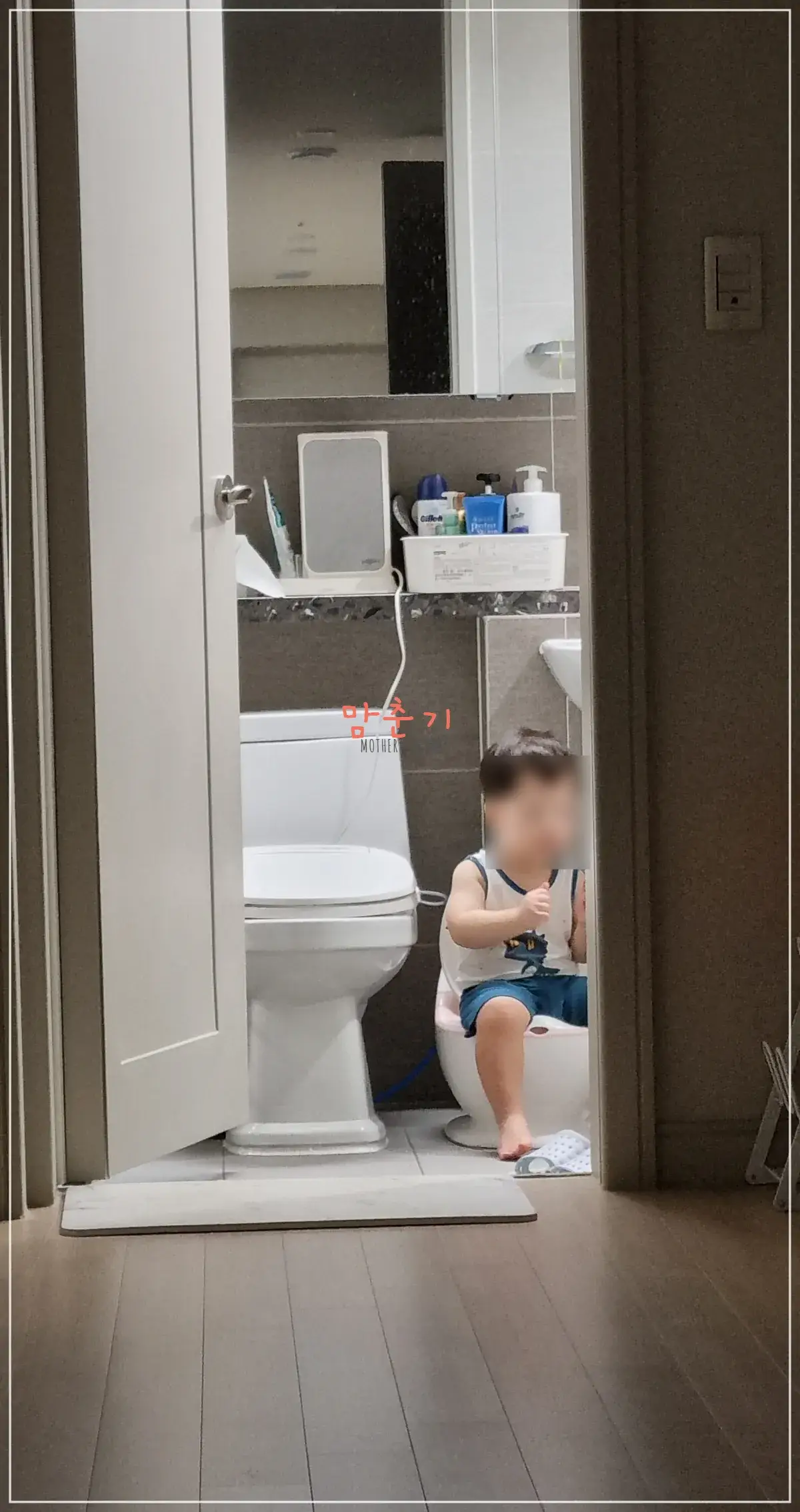 유아용변기에-앉아서-배변-모방행동-놀이중인-아들