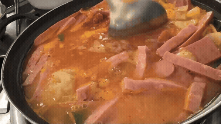 마곡 경아식당 햄폭탄부대찌개 보글보글 끓이는 모습