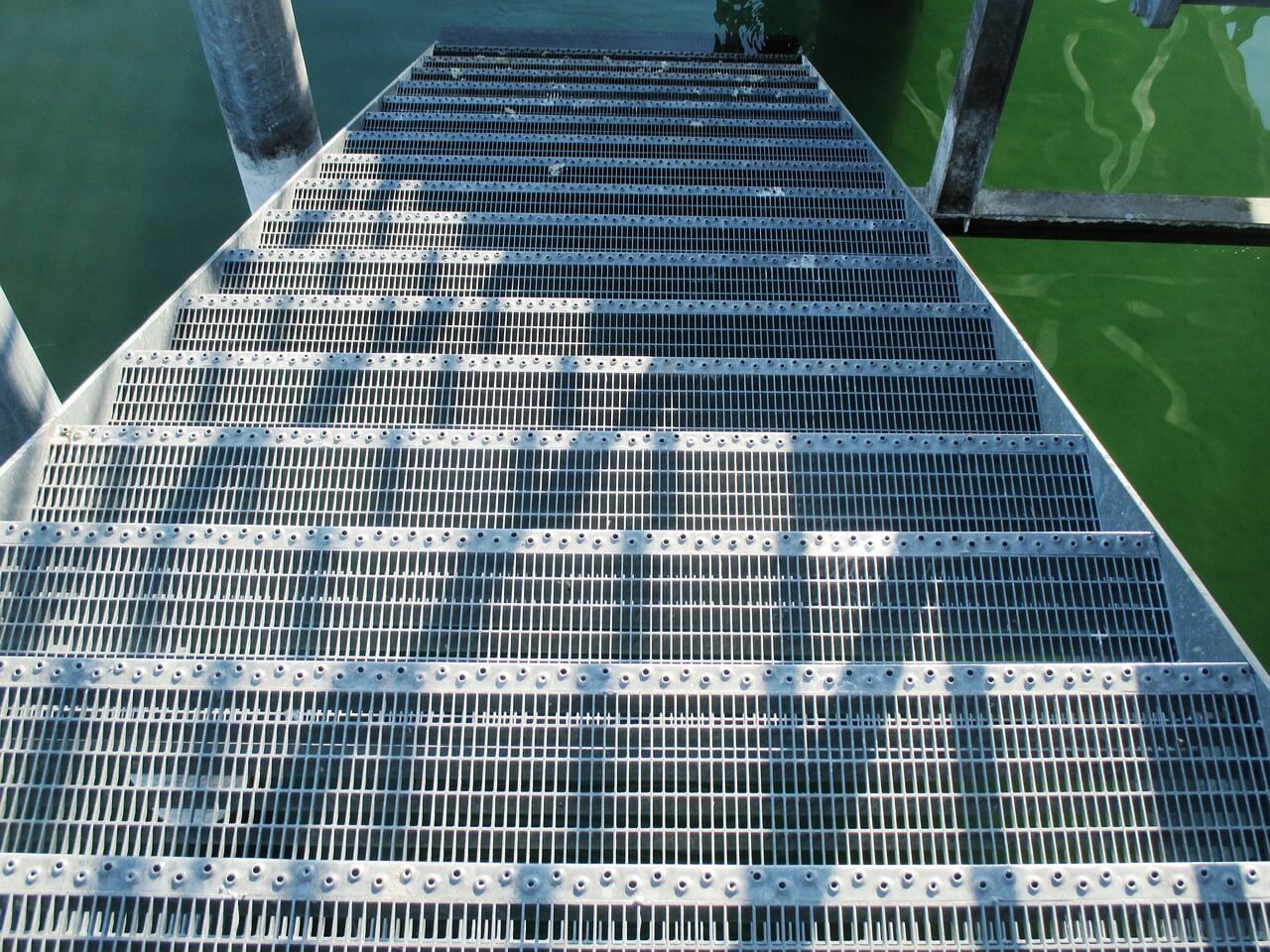 용도에 맞게 도금처리된 철강 구조물이 설치되어있다.