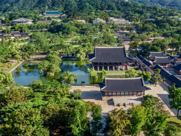 녹음이 우거진 경복궁 수정전 전체 전경 사진으로 뒤로는 경회루의 모습도 함께 보입니다. 세종 대에 집현전이 이 일대에 있었습니다.