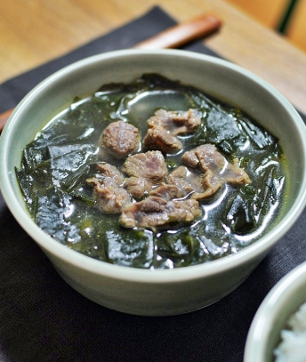 그릇에 담긴 미역국 사진