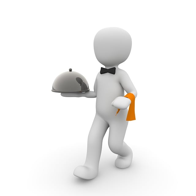 외국 식당에서 영어로 주문하는 손님과 미소 짓는 웨이터