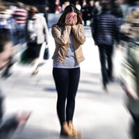 길거리에서-공황장애-증상이-나타난-여성-사진