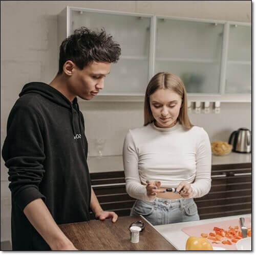 혈당 체크하는 여성