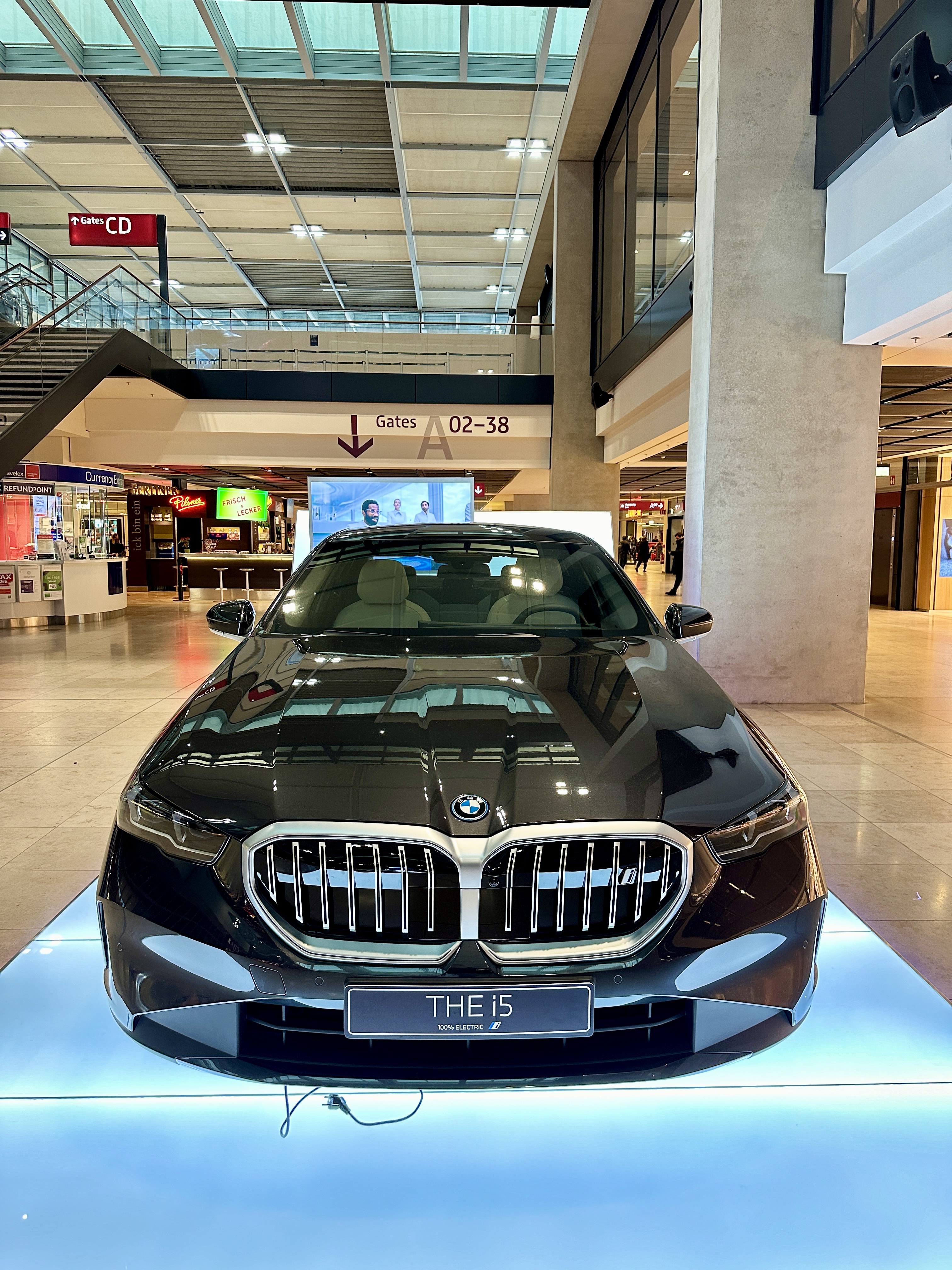 베를린공항에 전시되어 있는 BMW i5 전기차