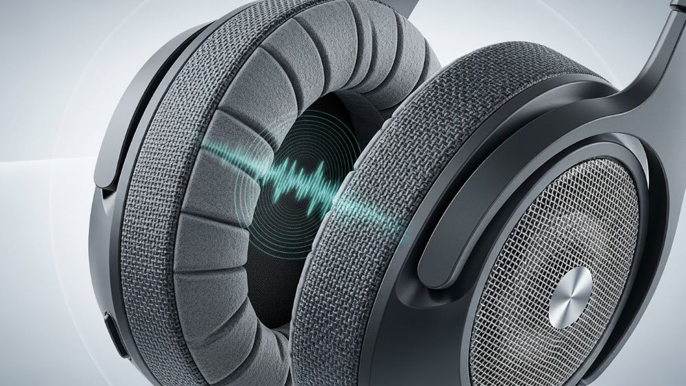 고급 경량 복합 소재로 제작된 초경량 헤드폰 이어컵을 클로즈업하여 복잡한 디자인과 편안하고 부드러운 회색 패딩을 보여줍니다.
