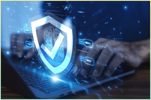 고급 사이버 보안 방패가 장착된 노트북에서 작업하는 남성은 민감한 데이터를 보호하고 잠재적 위협으로부터 디지털 환경을 보호합니다.