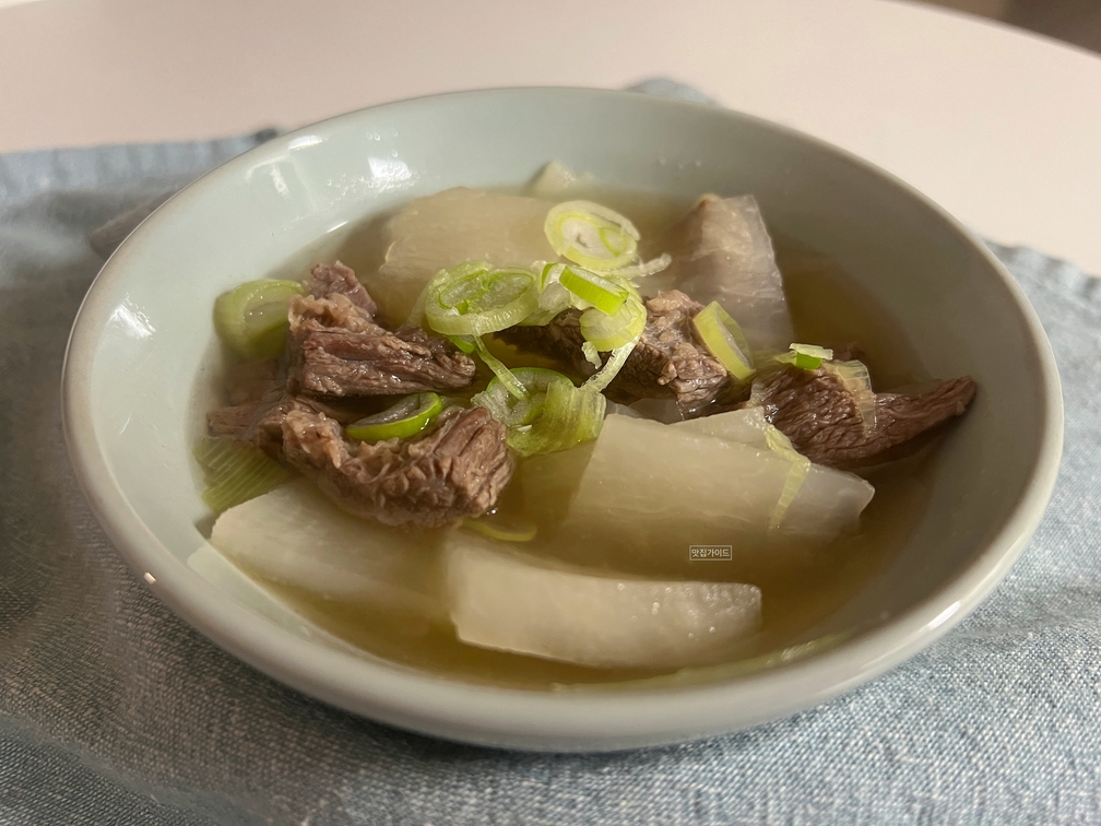 거품을 계속 걷어내야 깔끔한 뭇국을 만들 수 있답니다