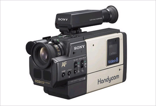 CCD-V30 재생기능. 손바닥크기의 8mm 비디오 캠코더. 270만 화소 CCD