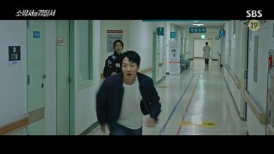 병원에서 다시 납치된 현서를 찾기 위하여 뛰어가는 진호개