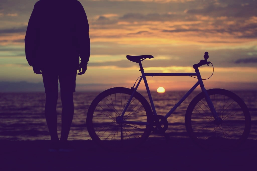 저녁-노을속-하이브리드-자전거