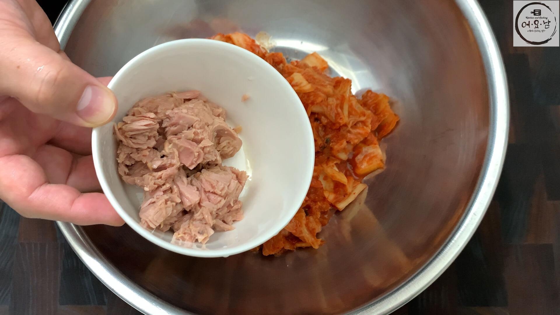 참치김치전_반죽하기_참치넣기