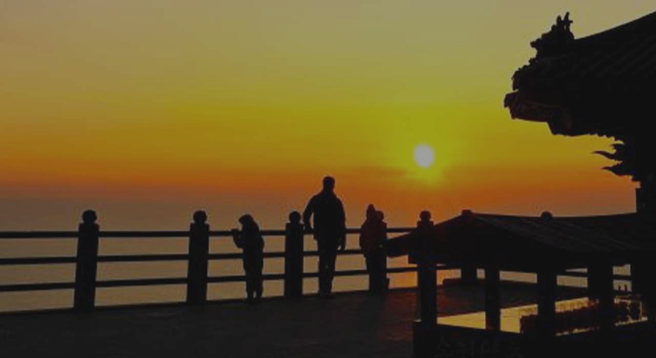 붉은 빛으로 떠오르는 향일암의 일출 풍경이다. [ⓒ한국관광공사]