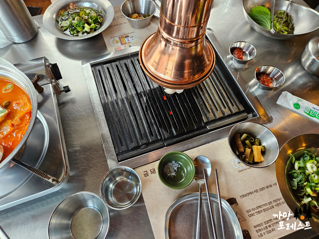 금돼지 식당 매장내부