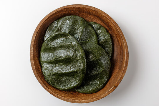 나무그릇 위에 쑥떡