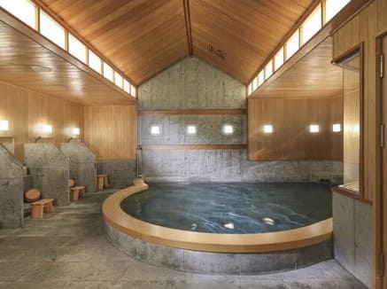 전반적으로 나무로 인테리어가 되어 있는 목욕탕 내부 사진