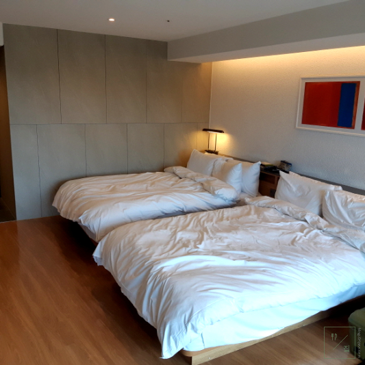 침대 2개가 놓여 있습니다.