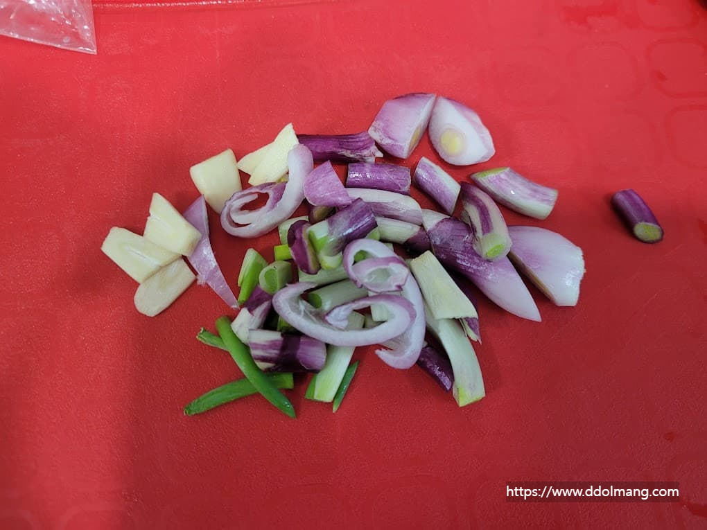 도마에 썰어 놓은 양파싹