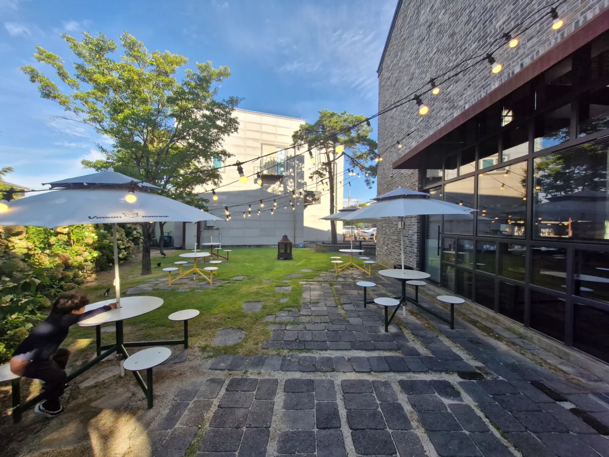 고블린카페-야외-의자-파라솔이-비치되어-있다