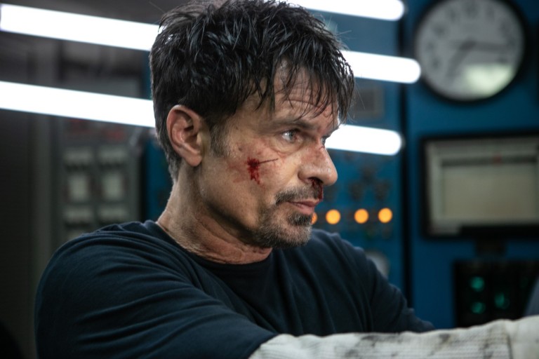 뭔가를 바라보는 남성의 모습