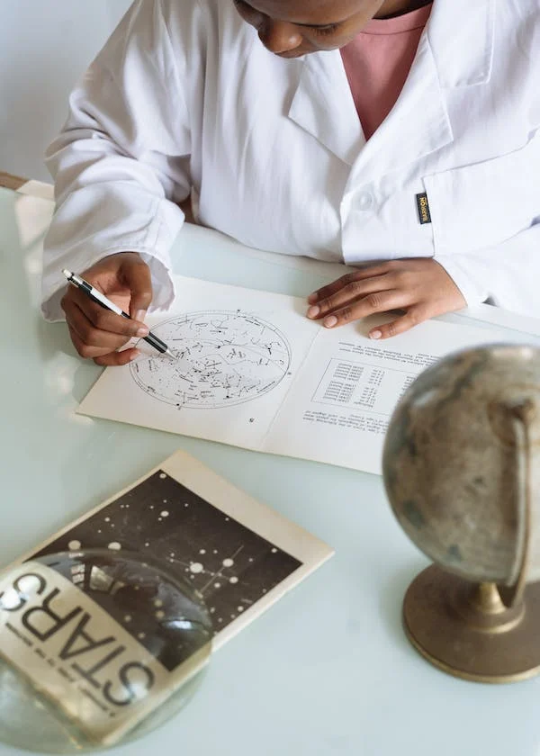 갈릴레오(Galileo)는 이탈리아 천문학자, 물리학자, 엔지니어로 종종 '현대 관측 천문학의 아버지'로 불립니다. 그는 망원경을 대폭 개량하여 달, 목성 위성, 토성 고리, 금성의 위상을 획기적으로 관측했습니다. 그의 연구는 코페르니쿠스가 제창한 태양 중심 모델을 지지하고 태양계에 대한 이해의 기초를 닦았습니다. 우주에 대한 우리의 이해에 지대한 공헌을 했고, 그의 연구는 과학 발전에 큰 영향을 주었습니다.