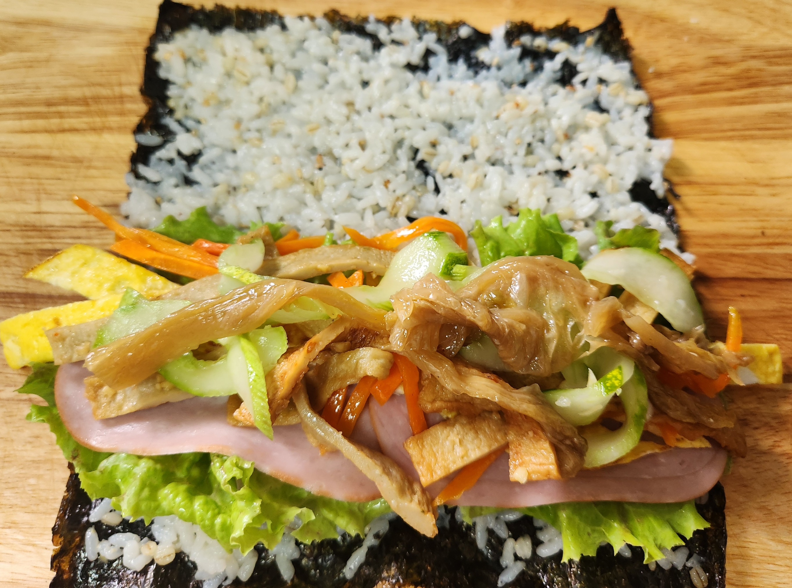 김 위에 밥을 깔고 재료를 올린 모습입니다.
