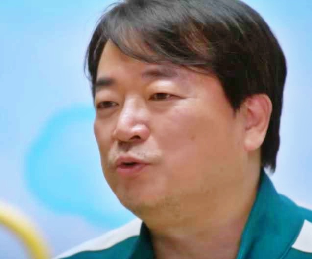 오징어게임-시즌2-참가자-정배-인터뷰-장면