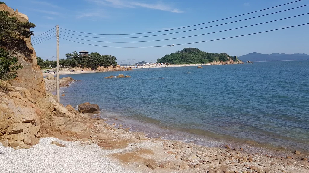 선녀바위 해수욕장 전경 사진.