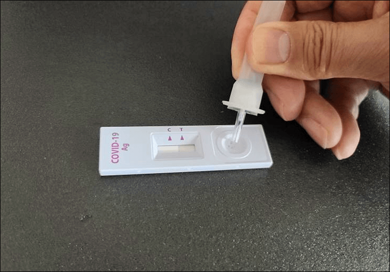 검사용 디바이스의 검체점적 부위에 4방울 떨어트린다