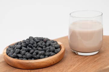 검은콩을 두유로 갈아서 마시기