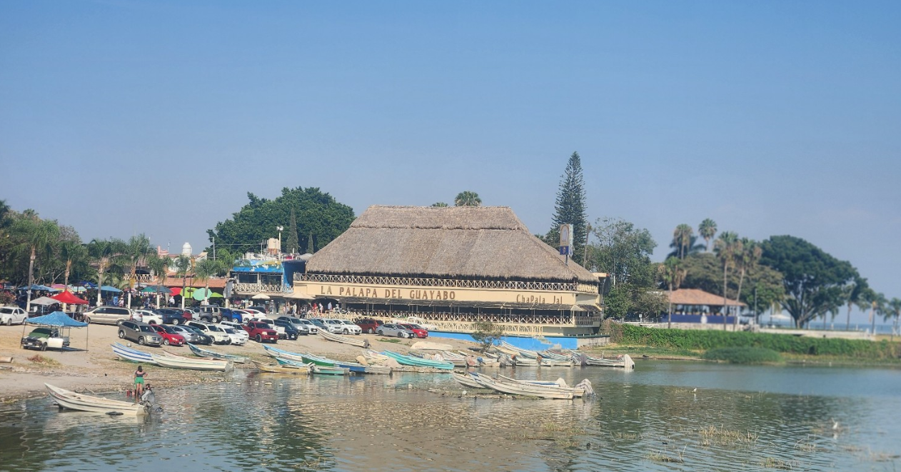 차팔라 호숫가의 인기 해산물 레스토랑 ‘La Palapa del Guayabo’ 전경 이미지