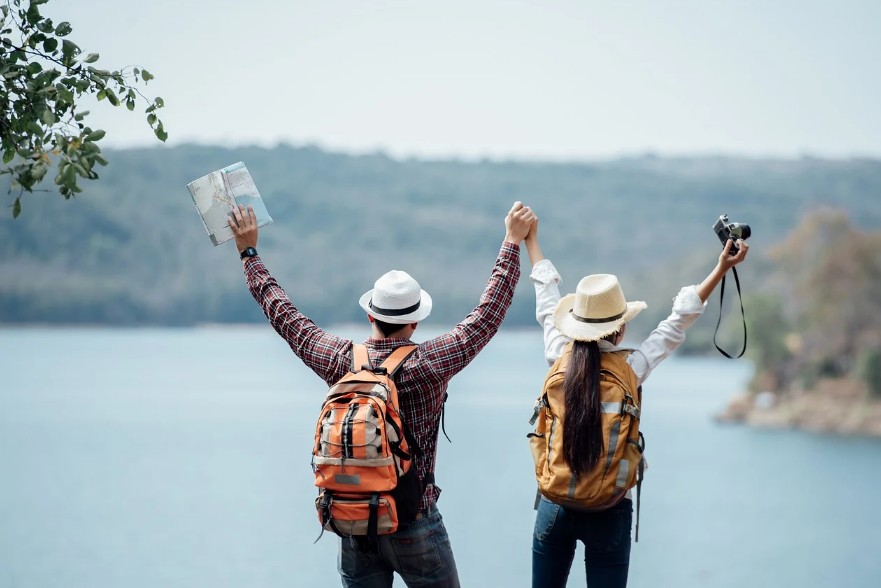 절벽에서 커플이 만세를 부르고 있는 모습