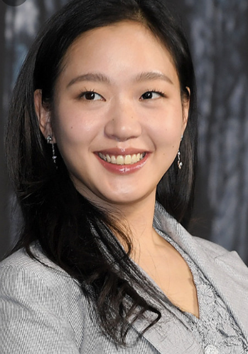 파격적인 노출연기로 데뷔한 현재 최고의 스타