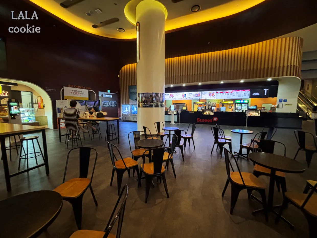 일산-롯데시네마-라페스타-영화관-내부-좌석과-매점