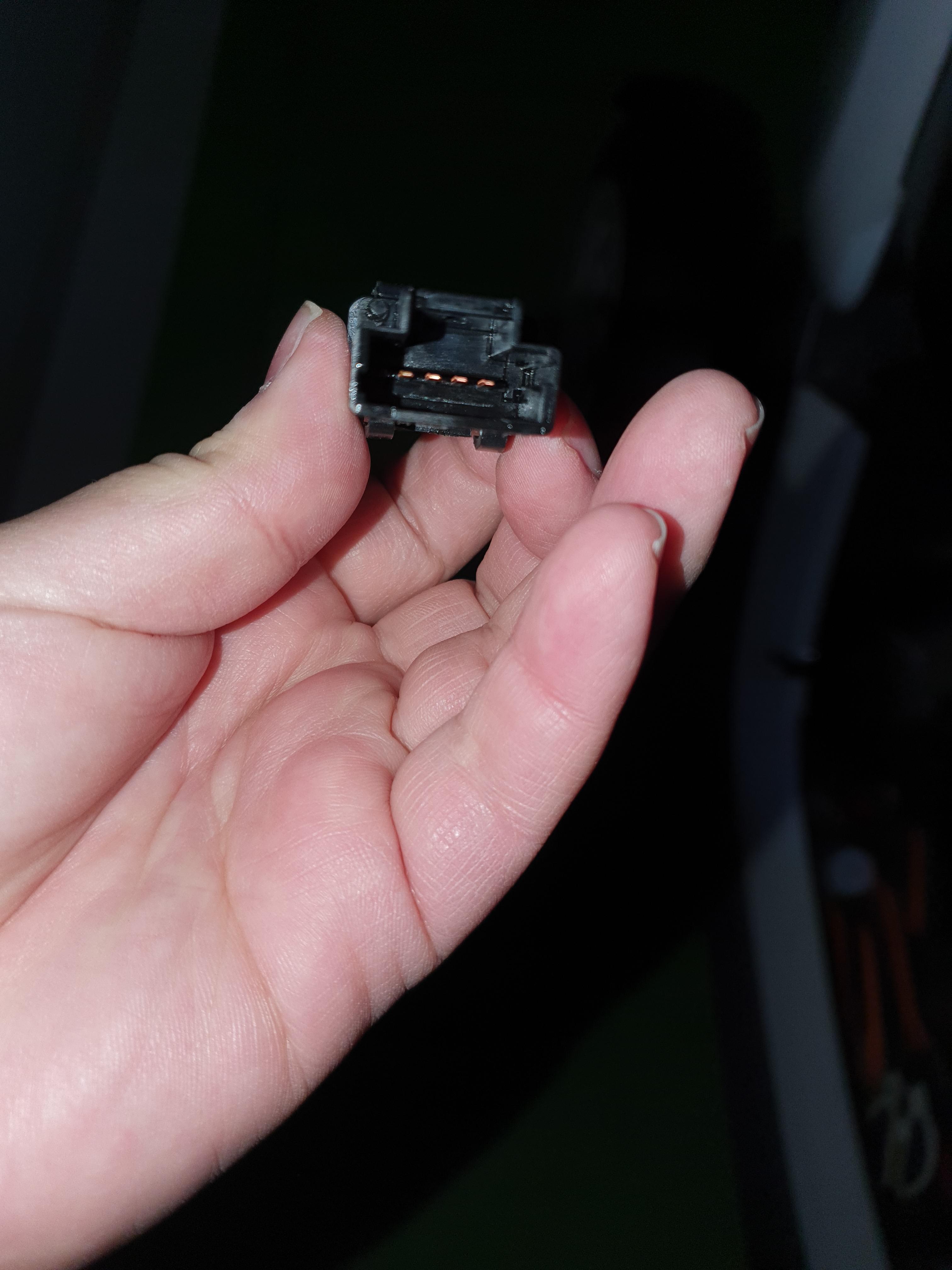 트위지 비상등 스위치 커넥터와 연결되는 부분