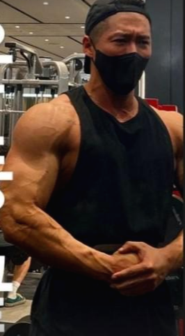 남궁민 배우가 팔뚝을 키우는 모습