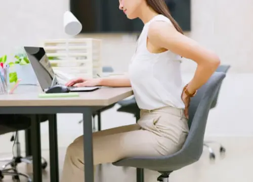 잘못된 자세는 허리 통증을 유발 합니다