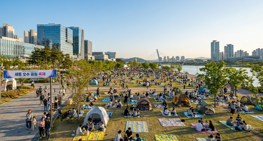 명당 자리를 잡기 위해 일찍부터 모인 방문객들