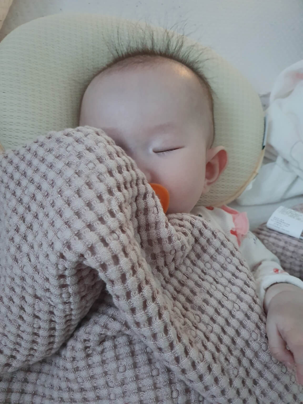 애착이불과 자고 있는 아기 사진