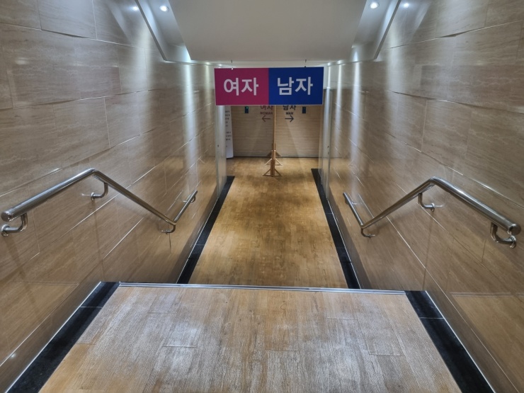 사우나-좌측-여자-구역-우측-남자-구역-표시