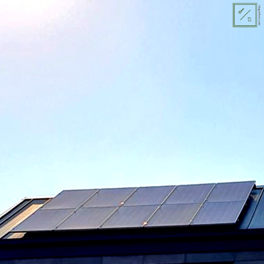 지붕에 태양광 패널이 설치되어 있습니다.